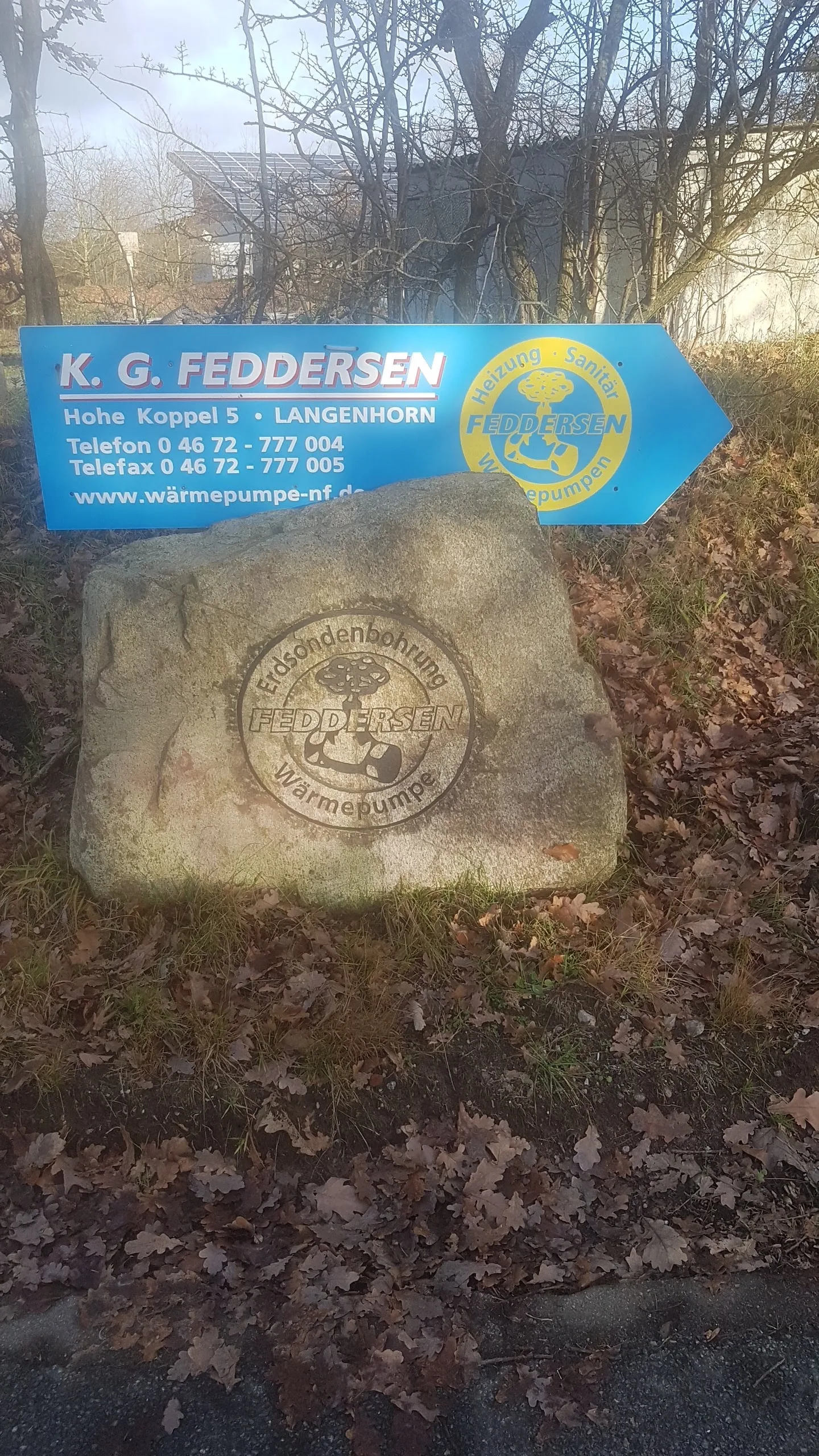 Wegweiser K. G. Feddersen, Hohe Koppel 5, Langenhorn, darunter ein Stein mit Logo