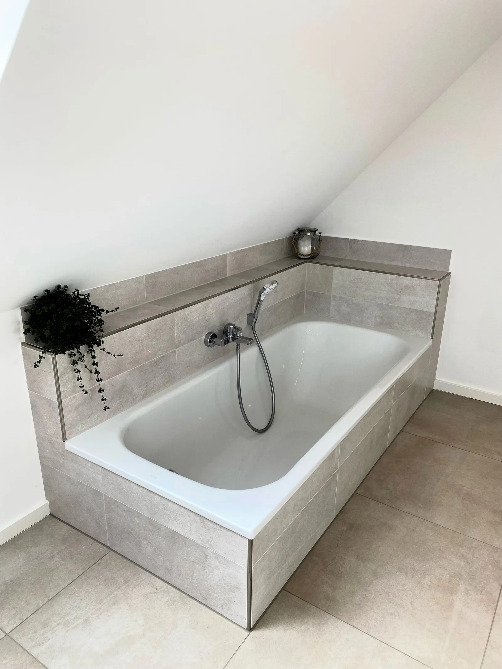 Badewanne mit Ablage unter einer Dachschräge