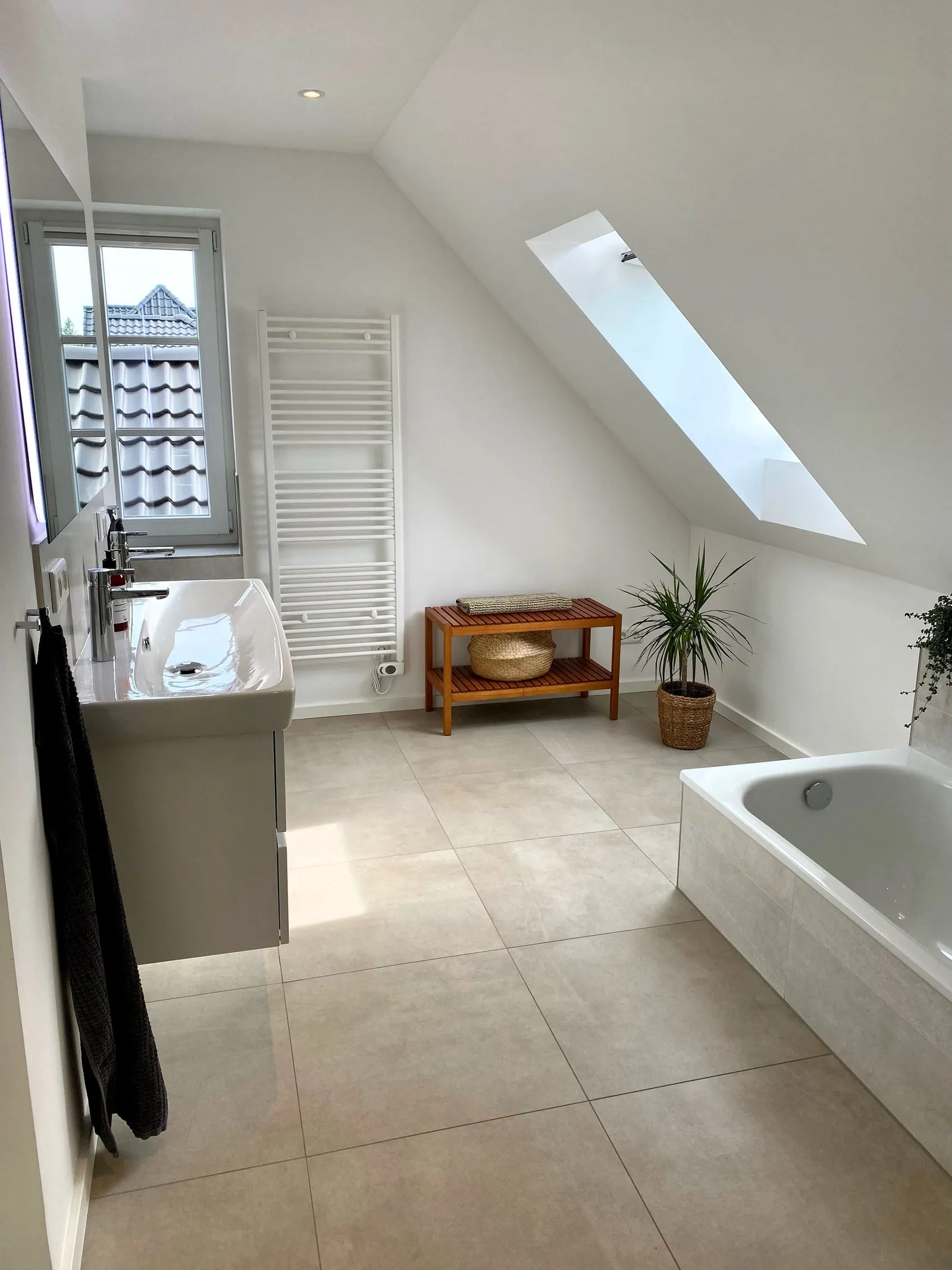 Bad im Dachgeschoss mit Wanne und Handtuchheizkörper