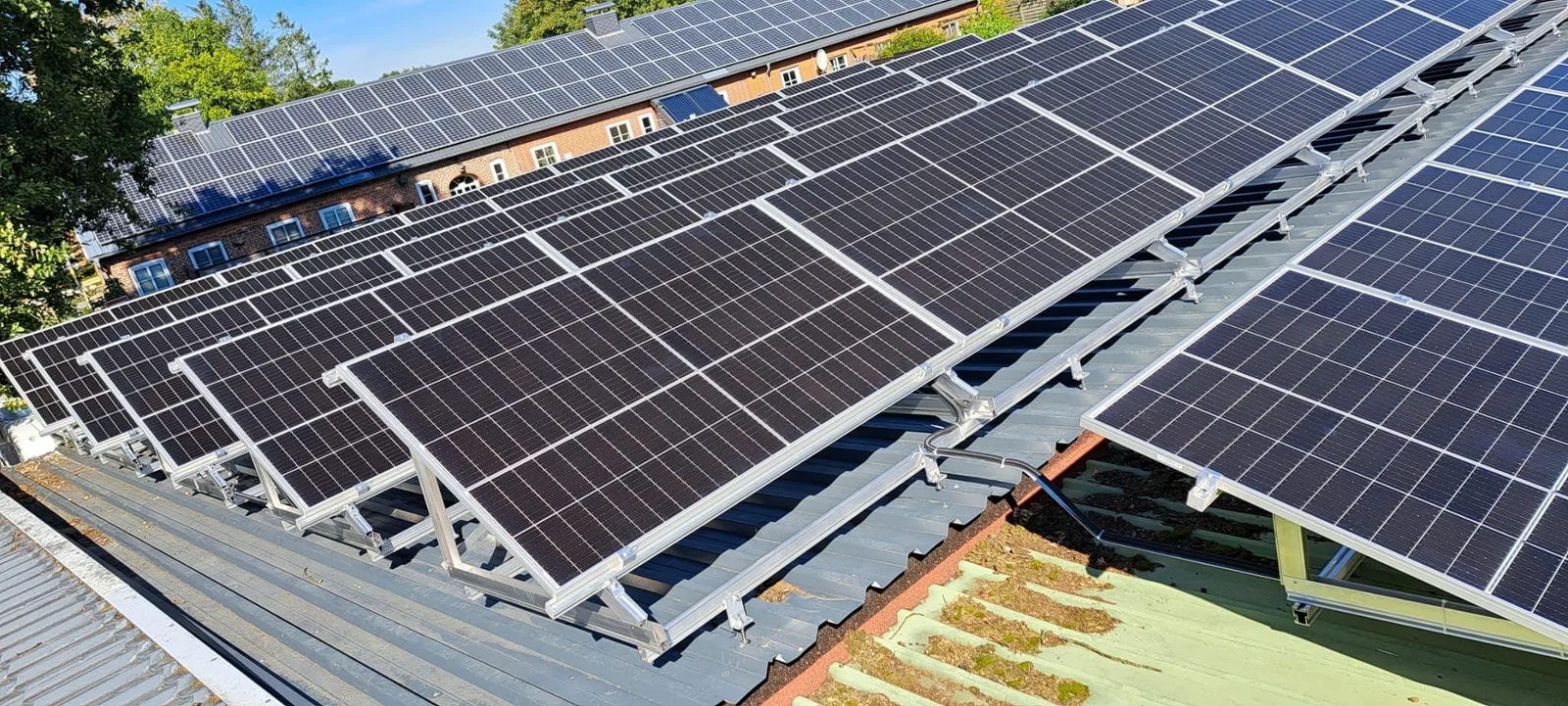 Montierte PV-Anlage auf einem Flachdach