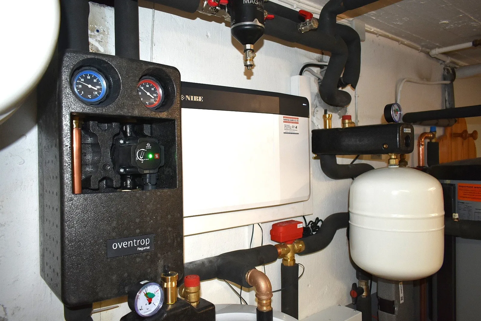 Pumpengruppe von Oventrop, Ausdehnungsgefäß und isolierte Rohre in einem Heizungsraum