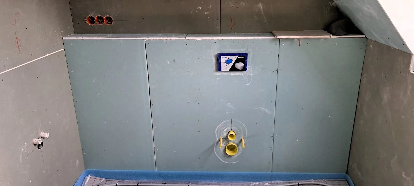 Vorwandinstallation unter einer Dachschräge mit Anschlüssen